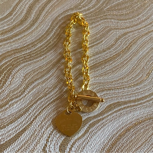 🌷$5 Bundle Add-on ~ Gold Plated Chain Bracelet w Toggle Clasp and Heart Charm - Picture 1 of 17